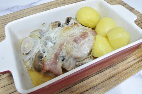 Kuřecí prsa na houbách a slanince v miskách – Snadné Česko recept, zvládnete za 30 - 45 minut